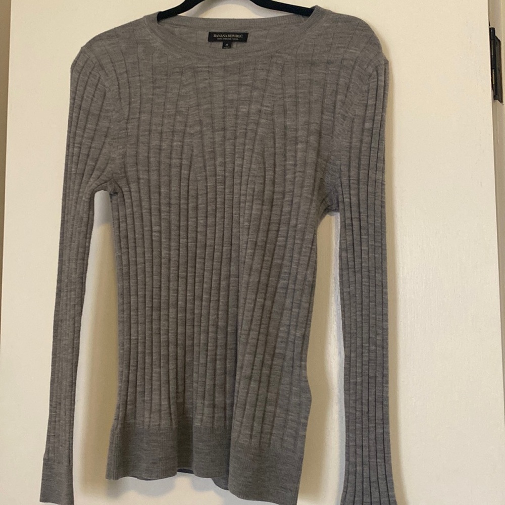 Banana Republic merino wool ribbed sweater. Size M.